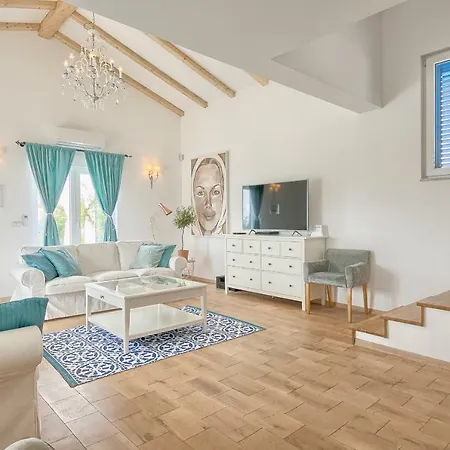 Lara Villa *